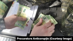 Самую крупную сумму за все время расследования правоохранители изъяли 20 октября: 4 297 138 леев