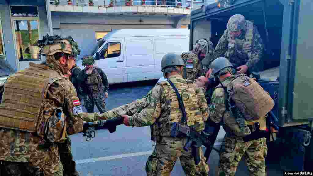 Ndaj dhunës të së hënës në veri ka reaguar presidentja e Kosovës, Vjosa Osmani. Ajo ka thënë se tensionet në veri po shkaktohen “nga strukturat ilegale serbe të kthyera në banda kriminale”, të cilët kanë sulmuar Policinë e Kosovës, oficerët e KFOR-it dhe gazetarët.