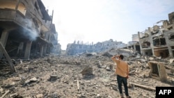 Un bărbat privește la ruinele unor clădiri bombardate în tabăra de refugiați de lângă Jabalia, la câțiva kilometri mai la sud de Beit Lahia, unde locuiește Bashir, medicul româno-palestinian cu care a discutat Europa Liberă.