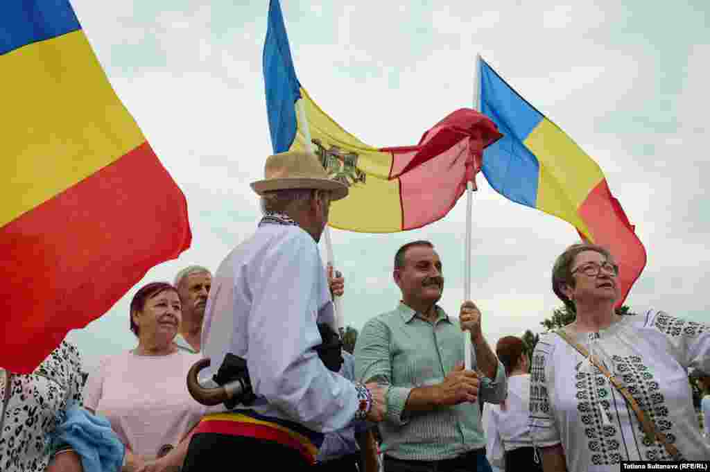 Cei 33 de ani de independență sunt marcați la Chișinău prin depuneri de flori și concerte. Evenimentele oficiale au început la ora 8:00 la Complexul Memorial „Eternitate”. 