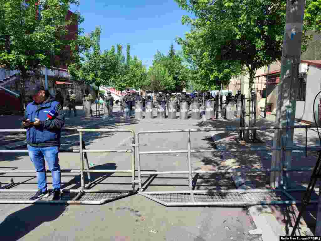 Pjesëtarët e misionit paqeruajtës të NATO-s në Kosovë, KFOR, të pranishëm në Zveçan. Më 29 maj, protestuesit serbë u përleshën me trupat e KFOR-it. Nga përleshjet u plagosën 30 ushtarë ndërkombëtarë dhe disa protestues. 