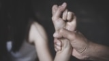 Victimele traficului de persoane sunt constrânse prin violență, în majoritatea cazurilor, în care sunt exploatate.