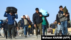 شماری از افغان های که از ایران به افغانستان برگشته اند - عکس از آرشیف