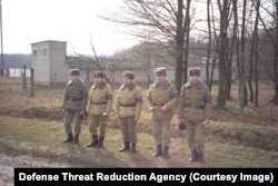 Ushtarë ukrainas gjatë “vizitës së një ekipi inspektues” në një vend të prodhimit të armëve të shkatërrimit në masë, më 1995.