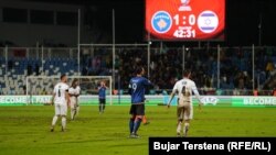 Fusha e përbaltur dhe rënduar nga shiu i madh në stadiumin Fadil Vokrri në kryeqytet ua vështirësoi të luajturit futboll të dy ekipeve.