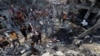 Palestinezët duke shikuar për viktima nën rrënojat e një ndërtese të shkatërruar nga sulmet ajrore izraelite në Rripin e Gazës.