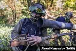 Na fotografiji ruske državne novinske agencije prikazani su ruski vojnici koji tokom borbe koriste modifikovani višecevni bacač Grad na levoj obali reke Dnjepar, 11. oktobar 2023.