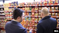 Премиерот Димитар Ковачевски и министерот за економија Крешник Бектеши во посета на маркет во Скопје.