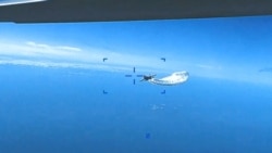 Momenti kur avioni rus hedh karburant mbi dronin amerikan