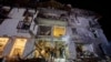 Intervenție a echipelor de salvatori după ce rachetele rusești au lovit un hotel din Harkov, în seara zilei de 10 ianuarie. Autoritățile locale informează că, în urma atacului, au fost rănite 11 persoane.<br />
Incidentul are loc cu doar câteva săptămâni înainte să se împlinească doi ani de când Rusia a declanșat războiul împotriva Ucrainei. Atacurile s-au intensificat brusc,&nbsp;iar Moscova și Kievul se acuză reciproc că provoacă victime civile.(foto: Serghei Kozlov/EPA-EFE)