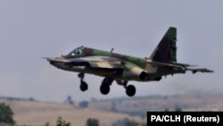 Илустрација - Архивска фотографија од воен авион Су-25 на враќање од извидувачка мисија за време на воениот конфликт, 22 јуни 2001 година