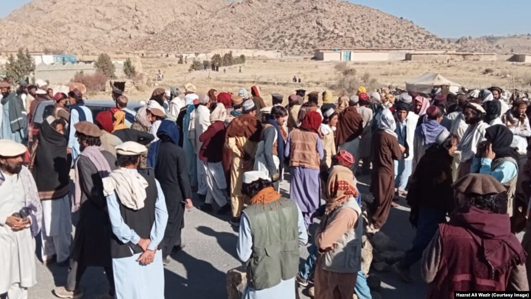 د انګور اډې پرلتوال وايي دوی له افغانستان سره د انګور اډې لارې پرانیستل، امنيت، بجلي، د موبایل ټېلېفون شبکه ، روغتونونه او د تعليمي ادارو فعالیت غواړي.