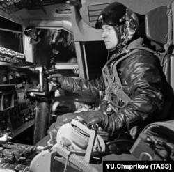 Mihail Kozlov la comenzile unui Tu-144 timpuriu. Multi-decoratul pilot de încercare pilota chiar avionul care s-a prăbușit lângă Paris în iunie 1973.