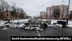 Главната улица во Буча фотографирана на 1 март 2022 година за време на пауза во борбите. Градот, северозападно од Киев, беше место на жестоки битки од 27 февруари до крајот на март