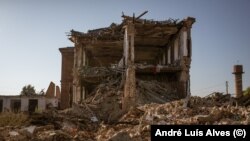 Școală din Bilopillia/ regiunea Sumîi, aflată la granția Ucrainei cu Rusia, distrusă după un atac rusesc cu rachete. 