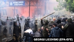 Протистиращи етнически сърби се опитаха да нахлуят в общинска сграда