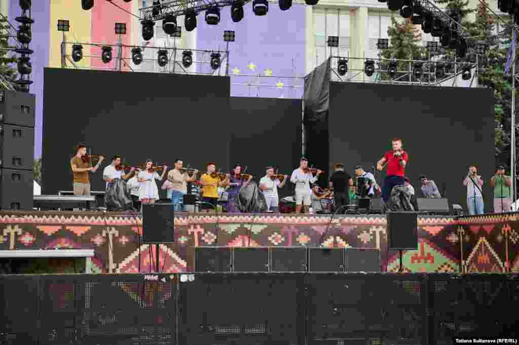 Pe lângă evenimentele oficiale, pe 27 august, în centrul Chișinăului are loc un târg meșteșugăresc și un concert. Pe scenă vor evolua Orchestra Națională de Tineret din Moldova împreună cu Radu Dolgan, Vlad Fotescu, Felicia Dunaf, Ștefan Albu, Gicu Cimbir cu programul: „Țară mică - cântec mare: Muzica anilor ‘60-80”, Surorile Osoianu, Satoshi, Irina Rimes și interpretă suedeză - Loreen.