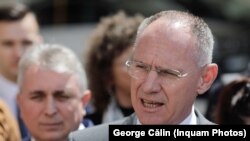 Ministrul austriac de Interne, Gerhard Karner, la vizita sa la București, din aprilie 2023. În fundal, Lucian Bode, fost ministru al Internelor în perioada vizitei omologului austriac.
