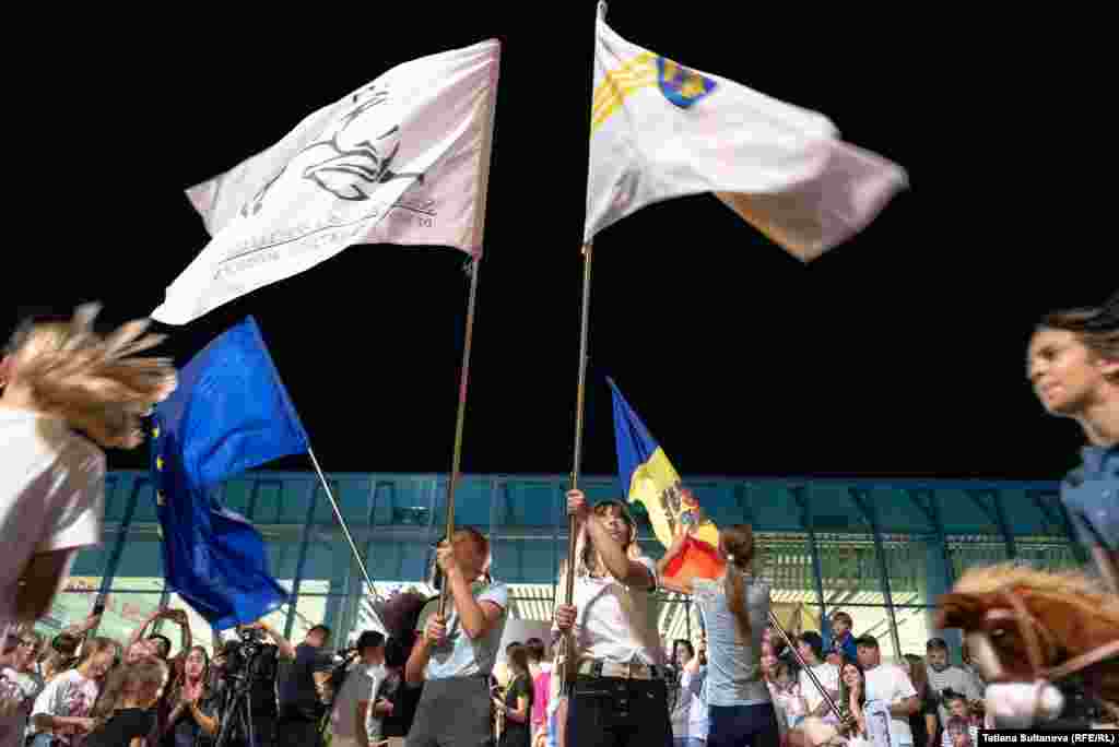 În timpul așteptării, elevele Școlii republicane de hipism au prezentat un spectacol cu cai de jucărie și steaguri.
