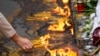 Osmoro dece i radnik obezbeđenja ubijeni su u sredu u oružanom napadu 13-godišnjeg učenika u beogradskoj Osnovnoj školi "Vladislav Ribnikar" (Na slici: Paljenje sveća za stradale u beogradskoj školi)