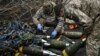 Ushtarët ukrainas përgatiten të qëllojnë mbi pozicionet ruse me një obus artilerie 155 mm M777 në vijën e frontit diku afër qytetit të Bahmutit më 11 mars 2023, në mes të pushtimit rus të Ukrainës.