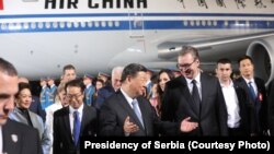 Presidenti i Kinës, Xi Jinping, dhe lideri serb Aleksandar Vuçiq, takohen në aeroportin e Beogradit mbrëmjen e 7 majit.
