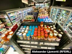 Namirnice na policama u jednom marketu u Crnoj Gori