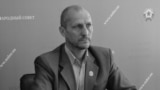 Олег Попов, 1972-2023.<br />
<br />
Попов родился в Луганской области Украины. Владел бизнесом по производству трикотажных изделий. Примкнув к поддерживаемым Россией сепаратистам, он стал де-факто депутатом &laquo;парламента&raquo; квазигосударственного образования на контролируемой сепаратистами территории Луганской области.<br />
<br />
В сентябре 2022 года в Сети появилась информация о его &laquo;смерти&raquo;. Это был фейк. Позже сепаратистские власти заявили, что намеренно распространили новость, чтобы раскрыть заговор с целью убийства. В декабре 2023 года Попов был <a href="https://d2cvq6ih18in2i.cloudfront.net/a/v-luganske-vzorvan-avtomobilj-deputata-lnr-olega-popova/32717923.html" target="_blank">убит </a>в Луганске. По <a href="https://www.pravda.com.ua/eng/news/2023/12/6/7431918/" target="_blank">сообщениям</a>, спрятанное в его машине взрывное устройство привела в действие группа украинских спецназовцев<br />
&nbsp;