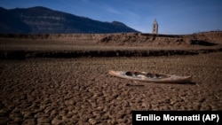 O canoe abandonată pe pământul crăpat al rezervorului Sau, care a ajuns la numai 5% din capacitatea sa, în Vilanova de Sau, la circa 100 km nord de Barcelona, Spania.