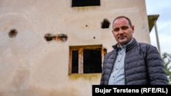 Arben Gashi i mbijetoi sulmit të forcave serbe në shtëpinë e tij në Landovicë gjatë luftës në Kosovë më 1999.