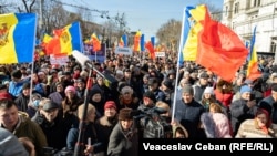 Sute de protestatari au manifestat în centrul Chișinăului duminică, 13 martie. Organizatorul manifestației este Partidul Șor. 