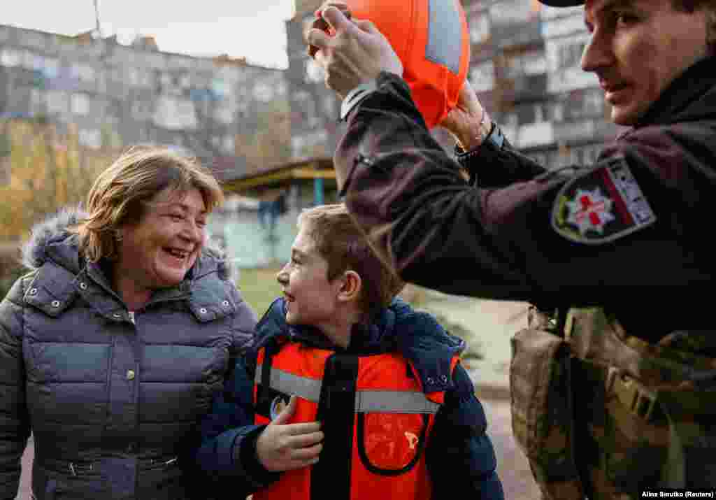 Denis și mama sa, Olha Skacikova, au ajuns la un adăpost temporar. Casa lor se afla în apropierea liniei frontului, astfel că au fost nevoiți să fugă, ceea ce i-a transformat în persoane strămutate intern (IDP). În urma invaziei la scară largă a Rusiei în Ucraina în februarie 2022, se estimează că circa 5,1 milioane de persoane au fost alungate din casele lor și sunt acum strămutate intern.