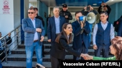 Evghenia Guțul și susținătorii săi în fața judecătoriei Buiucani