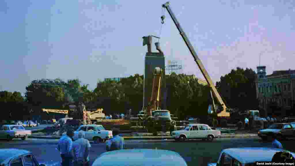 Площадь Ленина переименовали в Площадь Свободы в 1991 году. Сейчас на этом месте – памятник Святому Георгию, спроектированный Зурабом Церетели.