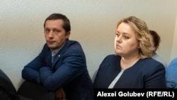 Deputata Irina Lozovan împreună cu soțul ei, consilierul raional de la Ocnița al partidului „Renaștere”, Pavel Gârleanu, la Judecătoria Buiucani