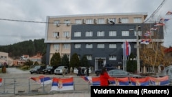 Një grua kalon pranë ndërtesës së Komunës së Leposaviqit. Fotografi ilustruese nga arkivi. 