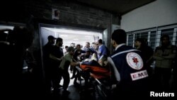 Një pacient i plagosur duke u futur në spitalin Shifa në veri të Rripit të Gazës, më 17 tetor 2023.