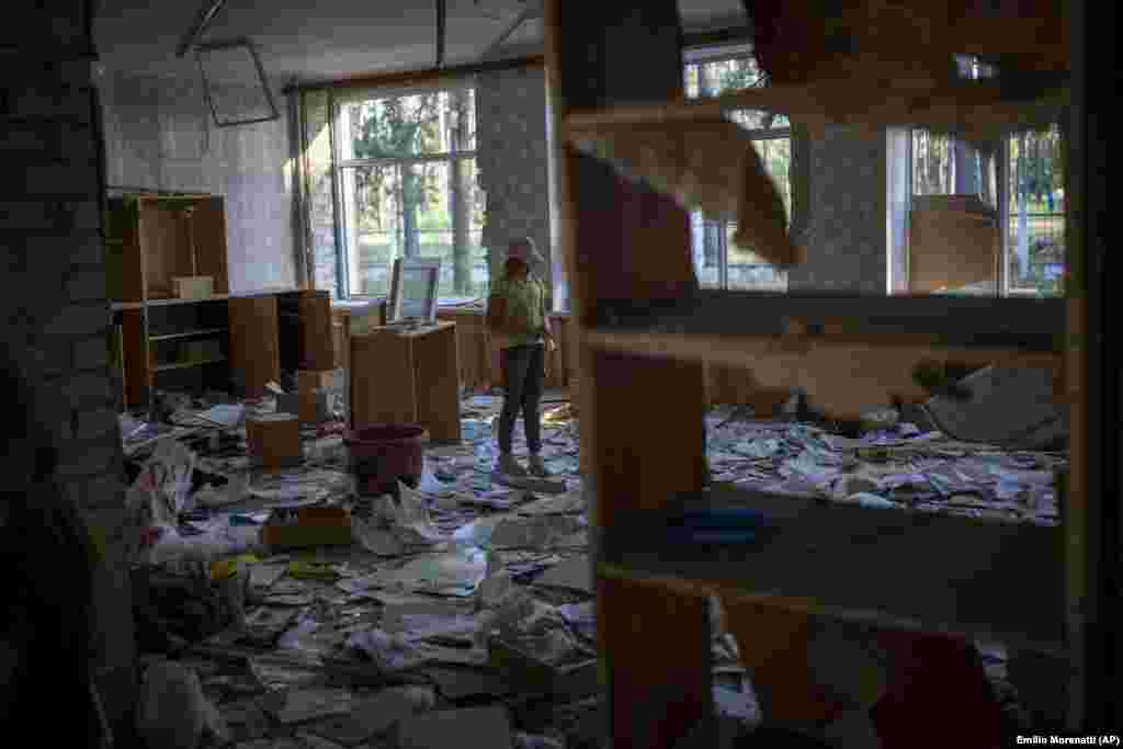 &bdquo;Când școala mea a fost bombardată, m-am îngrozit. Locuim în apropiere. Ferestrele noastre au fost avariate, iar mama mea era să moară pentru că ușa aproape că a apăsat-o de perete. Iar candelabrul aproape că a căzut peste mine&rdquo;, a spus Karina, în vârstă de 10 ani.&nbsp;