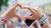 Fanii lui Swift s-au adunat în număr mare la Viena după anularea concertelor ca să-și exprime dragostea pentru idolul lor, dar și dezamăgirea că nu o să o vadă live. 