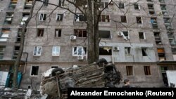 Оштетена зграда во Мариупол