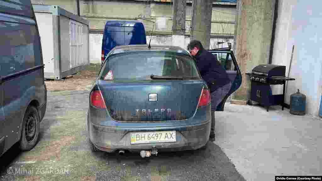 Mașină cu sistemul de închidere electronică a portbagajului defect. 