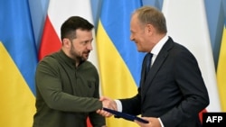 Володимир Зеленський (ліворуч) і Дональд Туск, Варшава, липень 2024 року