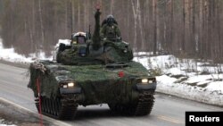 Илустрација: Шведски тенк на воени вежби