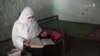 حورین د خپلې مور په خوارۍ مزدورۍ د پوهنتون زده کړې کوي