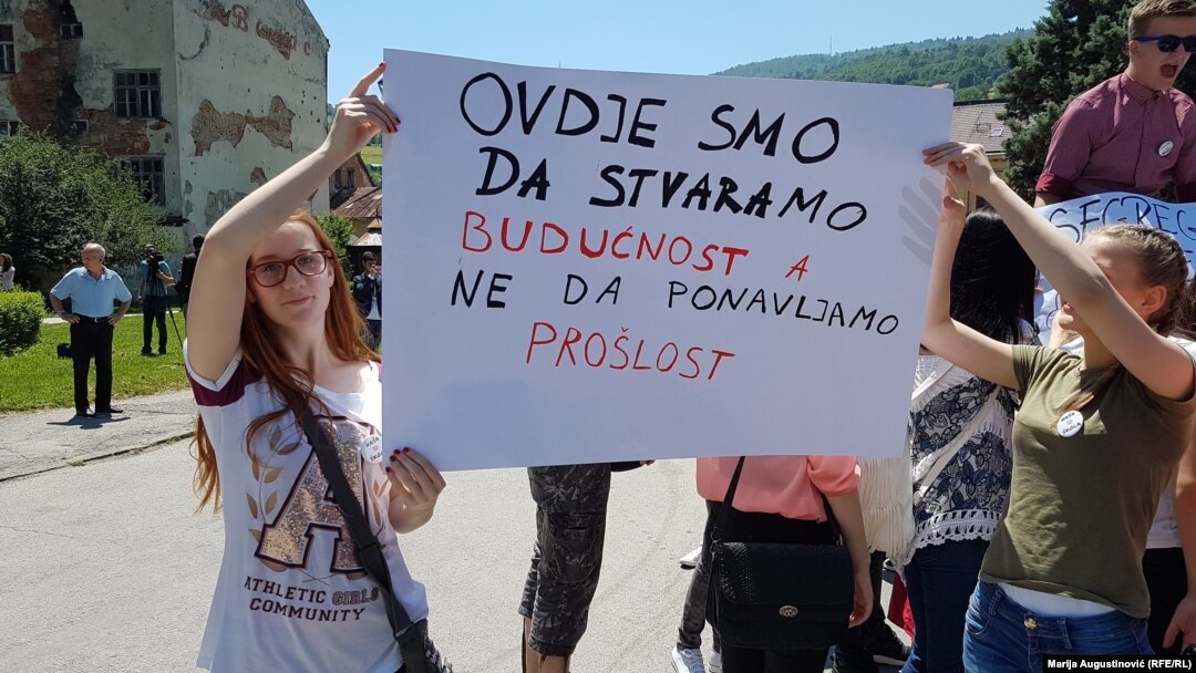 Protest đaka u Travniku protiv programa razdvajanja "dve škole pod jednim krovom", 2017.