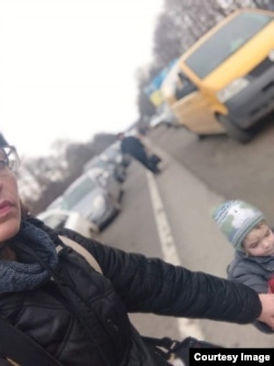 Nelli Syupyur duke ecur me djalin e saj drejt kufirit të Ukrainës me Poloninë.