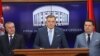 Presidenti i Republikës Sërpska, Millorad Dodik (në mes), kryeministrit Radovan Vishkoviq (djathtas) dhe kryetari i Asamblesë Kombëtare Nenad Stevandiq.