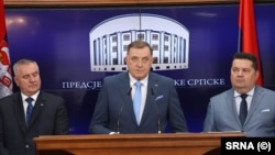 Presidenti i Republikës Sërpska, Millorad Dodik (në mes), kryeministrit Radovan Vishkoviq (djathtas) dhe kryetari i Asamblesë Kombëtare Nenad Stevandiq.