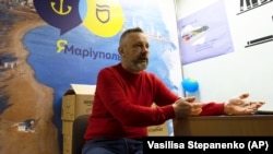 На в’їзді до окупованого Маріуполя російські військові «масово розширяють свої оборонні споруди», повідомив радник міського голови Маріуполя Петро Андрющенко