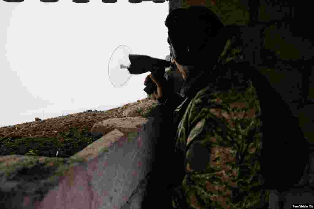 Un soldat armean folosește un dispozitiv de ascultare dintr-o poziție situată în apropierea blocadei Lacin în timpul unei zile cețoase din 21 decembrie. În unele puncte din apropierea frontierei de sud-est, avanposturile militare ale Azerbaidjanului și Armeniei se află la doar câțiva metri distanță. &nbsp; &nbsp;